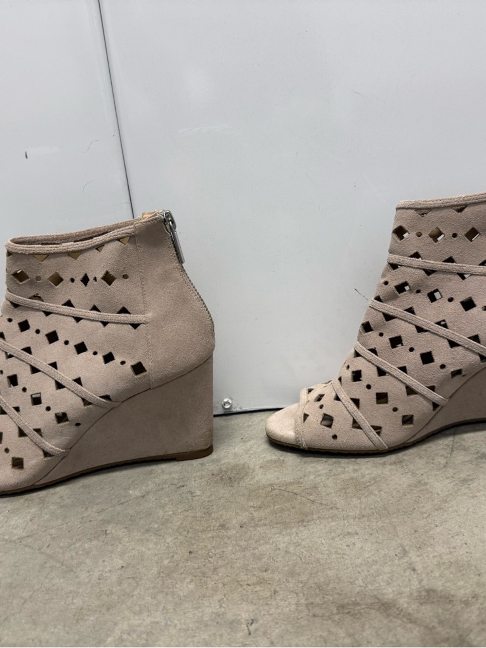 BRAND NEW MICHAEL KORS Women's Taupe Cutout Suede Peep-Toe Ankle Booties - Picture 3 of 8